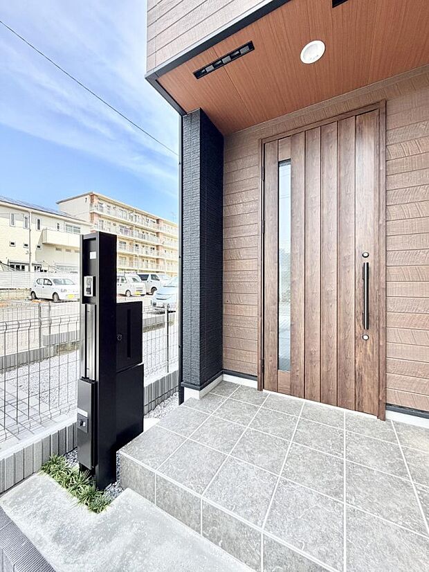 2号棟 ■ 心地よい暮らしへとつながる、温かい玄関