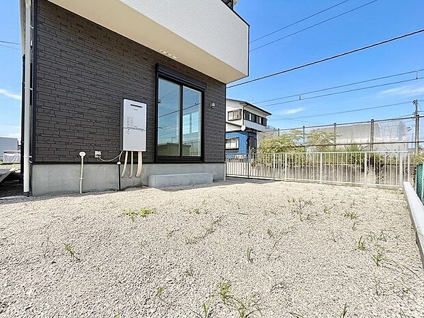 3号棟  ■敷地内にゆとりある緑のスペースがあり、穏やかな雰囲気です
