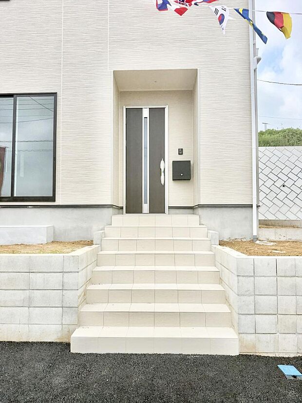2号棟 ■ シンプルで美しく、住まいの第一印象を彩る玄関です