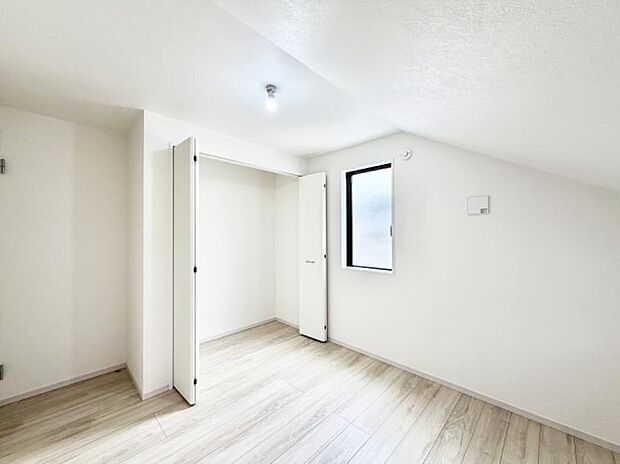 4号棟 ■落ち着いた色合いのお部屋で穏やかな時間を楽しめます