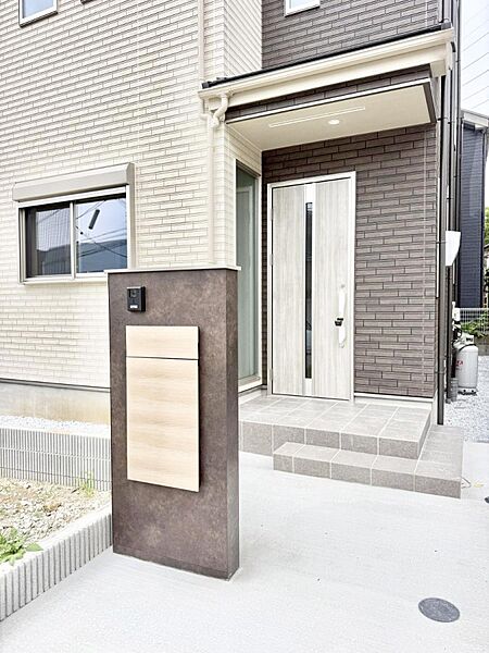 B号棟  ■ シンプルで美しく、住まいの第一印象を彩る玄関です