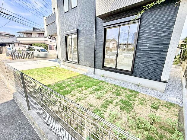 1号棟 ■敷地内にゆとりある緑のスペースがあり、穏やかな雰囲気です