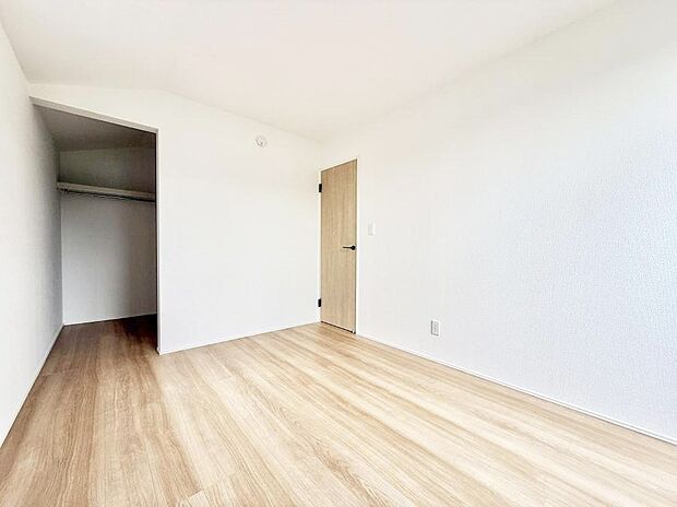 4号棟 ■落ち着いた色合いのお部屋で穏やかな時間を楽しめます