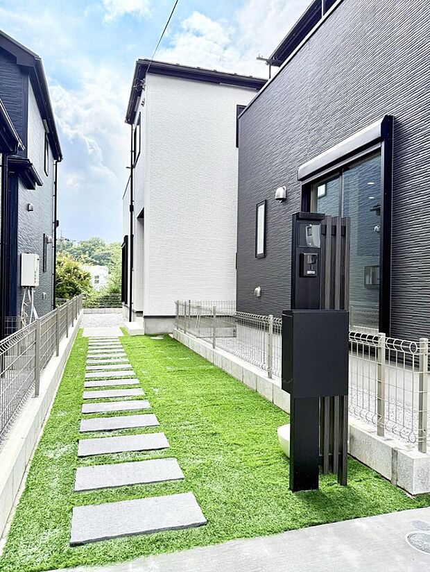 2号棟 ■ シンプルで美しく、住まいの第一印象を彩る玄関です