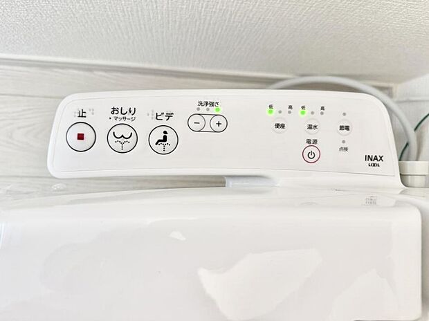 ■温水洗浄で快適、清潔感が保たれるシャワートイレ