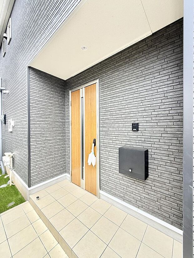 1号棟 ■ シンプルで美しく、住まいの第一印象を彩る玄関です