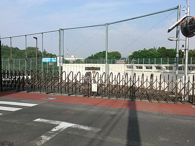 中学校 300m 綾瀬市立北の台中学校