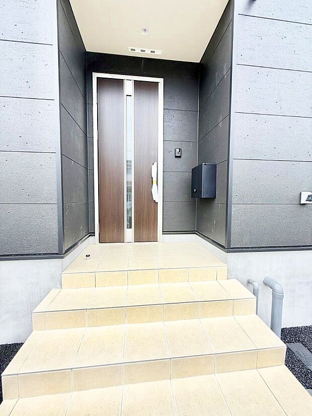 1号棟 ■ 心地よい暮らしへとつながる、温かい玄関