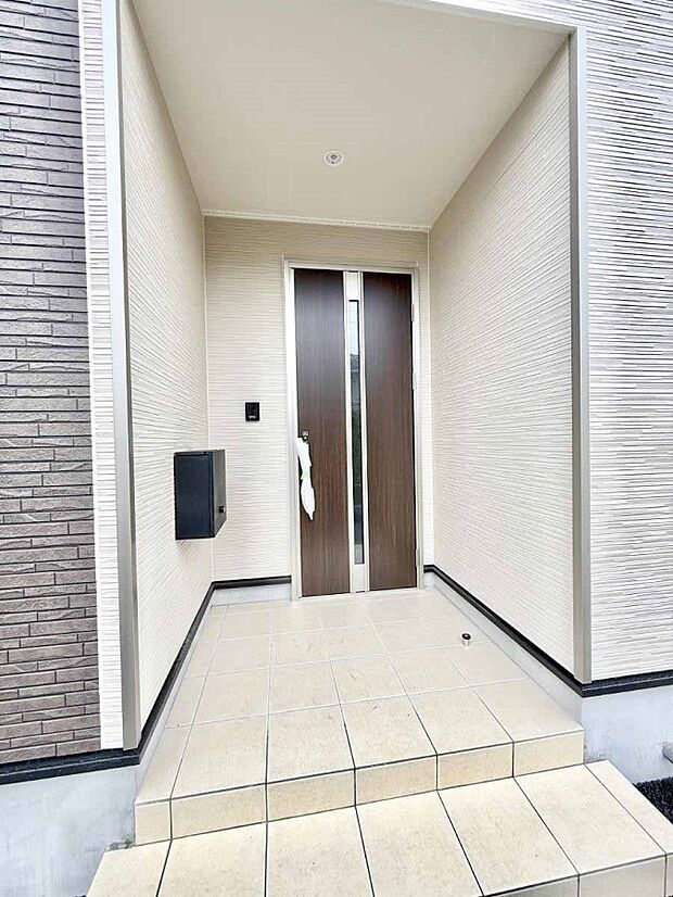 2号棟 ■ シンプルで美しく、住まいの第一印象を彩る玄関です