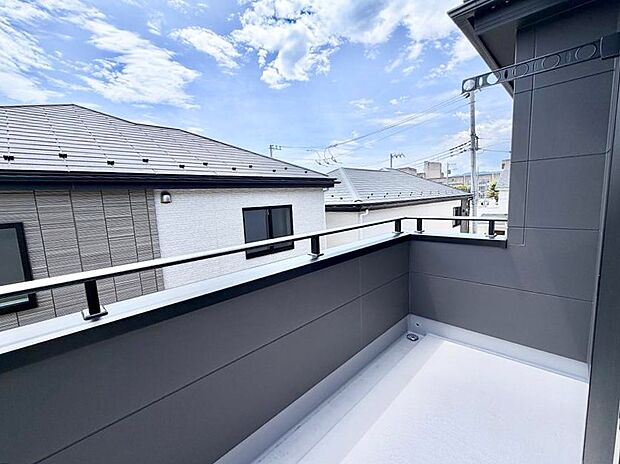 2号棟 ■ 季節の移ろいを感じられる開放的な空間です