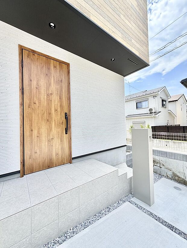 1号棟 ■ シンプルで美しく、住まいの第一印象を彩る玄関です