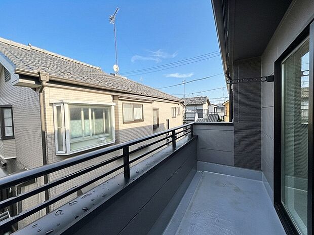 1号棟 ■ 心地よい風と光を感じる、くつろぎのバルコニー