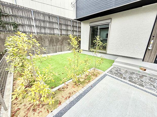 2号棟 ■季節の移ろいを感じられる、落ち着いた雰囲気の屋外空間