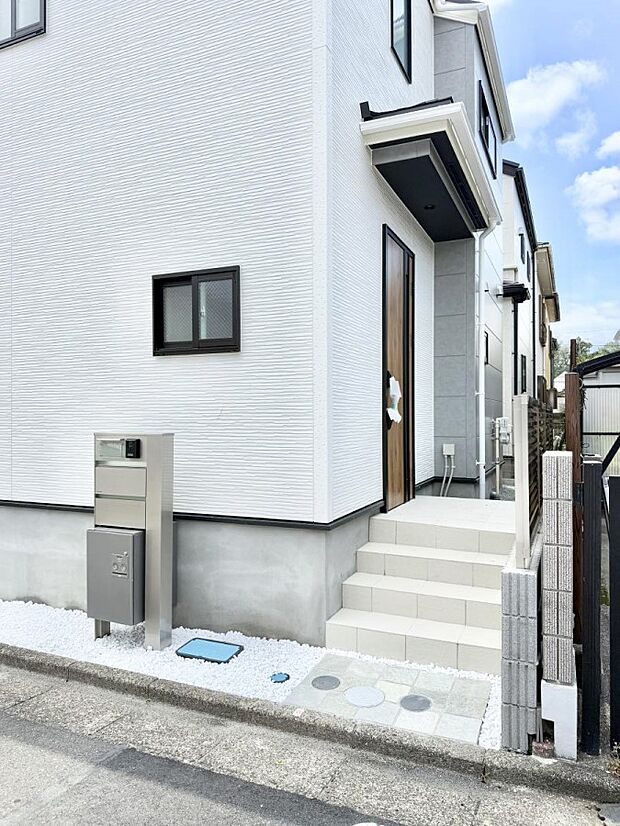 2号棟 ■ シンプルで美しく、住まいの第一印象を彩る玄関です