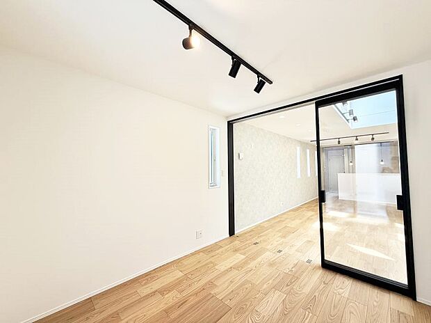1号棟  ■落ち着いた色合いのお部屋で穏やかな時間を楽しめます