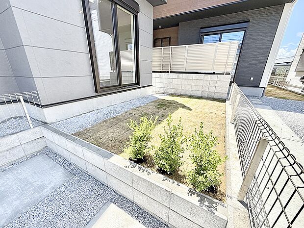 2号棟 ■季節の移ろいを感じられる、落ち着いた雰囲気の屋外空間