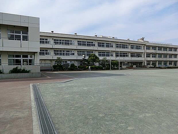 小学校 500m 伊勢原市立比々多小学校