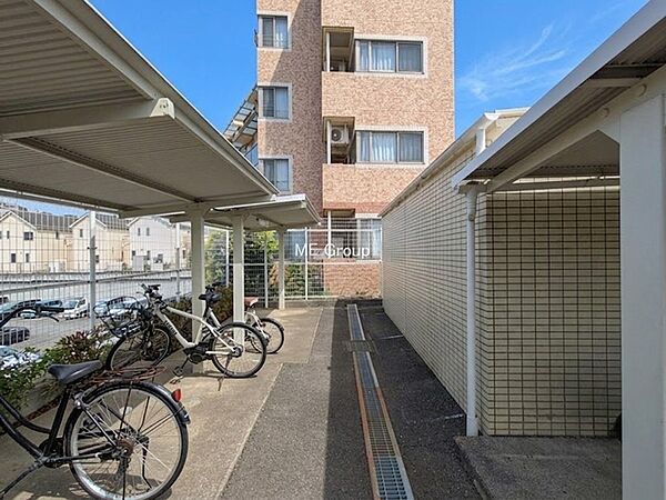 ■敷地内に駐輪場を完備しており、自転車の利用もスムーズです