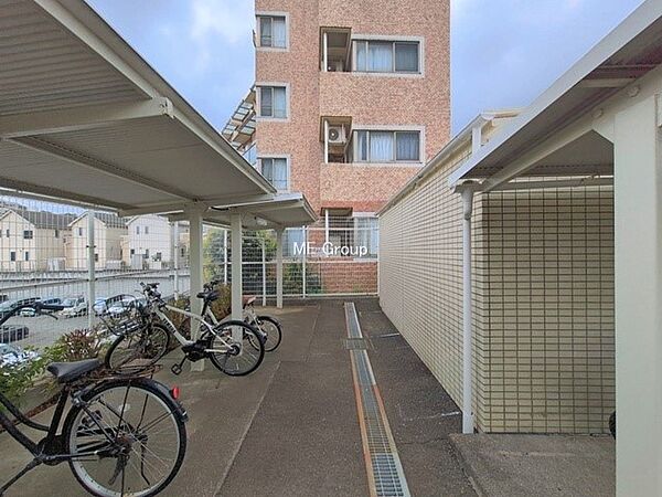 ■敷地内に駐輪場を完備しており、自転車の利用もスムーズです