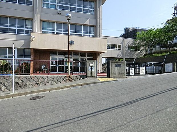 小学校 800m 横須賀市立富士見小学校