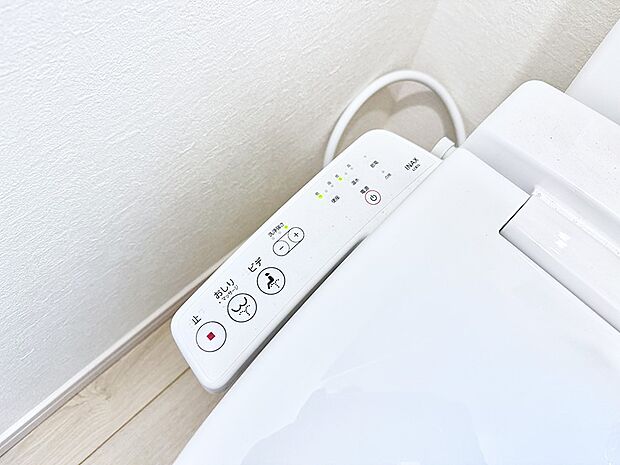 ■温水洗浄で快適、清潔感が保たれるシャワートイレ