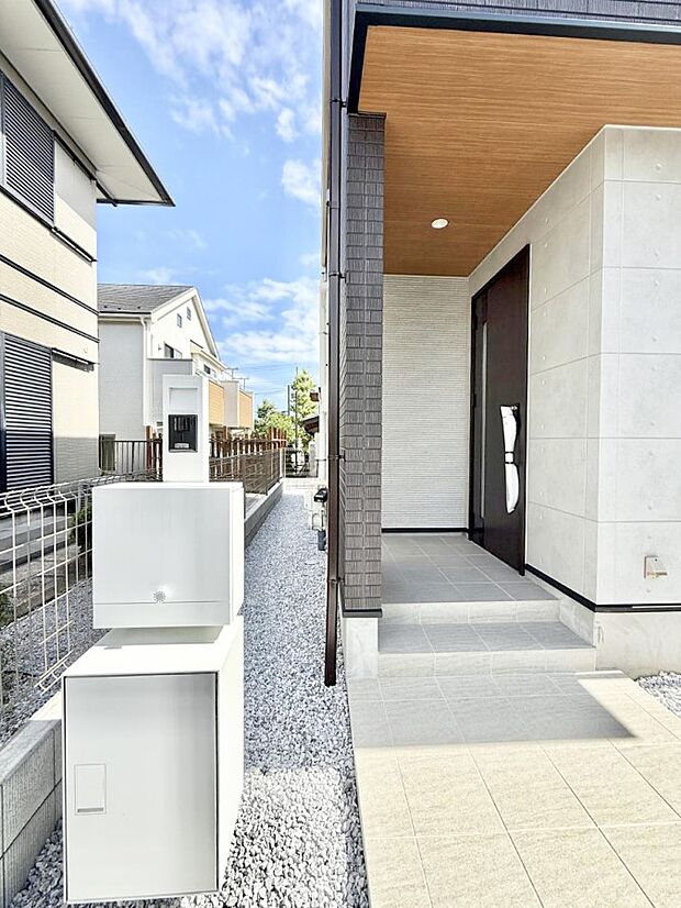 B号棟 ■ シンプルで美しく、住まいの第一印象を彩る玄関です