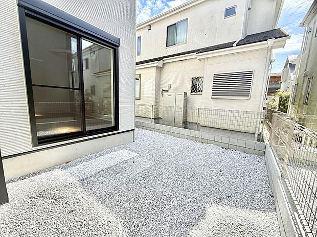 B号棟 ■季節の移ろいを感じられる、落ち着いた雰囲気の屋外空間
