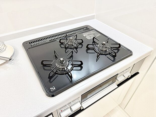 ■3口コンロのシステムキッチンで料理の手順もスムーズに
