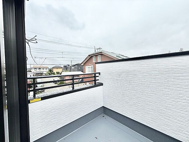 1号棟 ■ 心地よい風と光を感じる、くつろぎのバルコニー