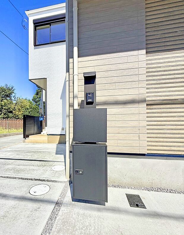2号棟  ■宅配ボックス付き郵便受けがあると不在時も安心ですね  