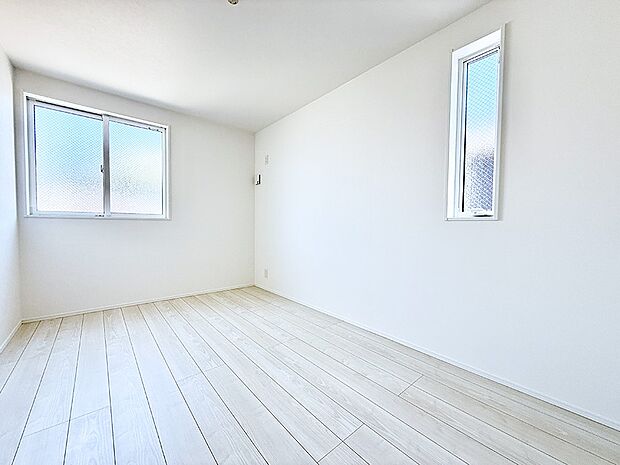 5号棟 ■落ち着いた色合いのお部屋で穏やかな時間を楽しめます
