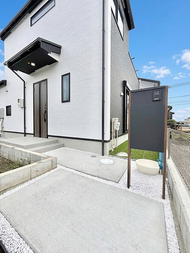 2号棟 ■ シンプルで美しく、住まいの第一印象を彩る玄関です