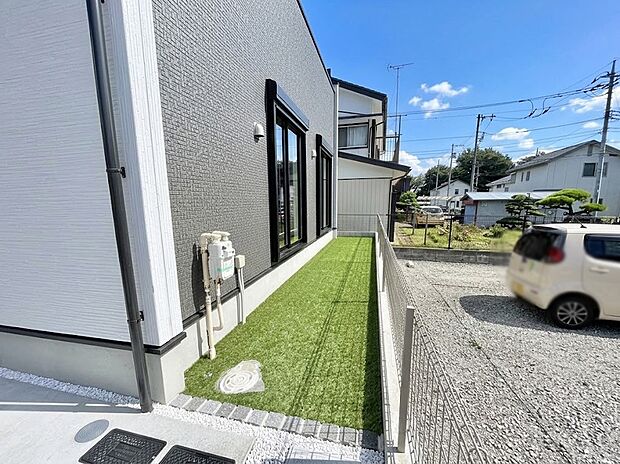 2号棟  ■季節の移ろいを感じられる、落ち着いた雰囲気の屋外空間