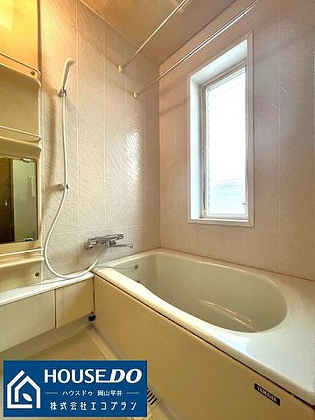 窓付きの明るい浴室。しっかり換気も出来て空気が籠らないので、快適な空間を維持できます♪
