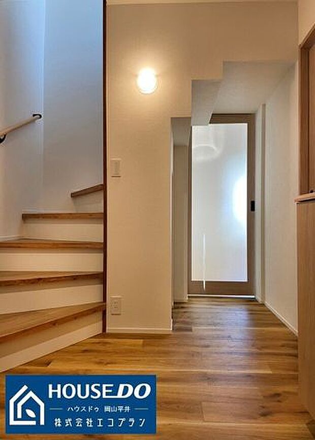 玄関ドアを開けると落ち着いた空間が迎え入れてくれます。リビングとつながるドアからの採光や、2階に続く緩やかな階段がより一層おしゃれな雰囲気に見せてくれます♪