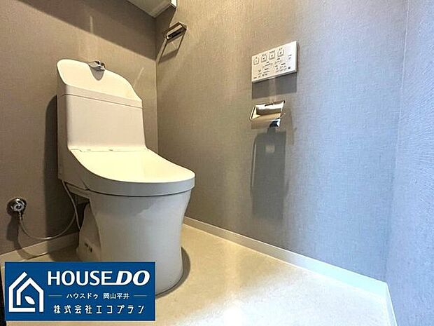 洗浄付き便座が魅力的なトイレ。毎日使用する場所だから、換気出来るよう、窓も完備！いつも清潔な空間であって頂けるよう配慮されています♪