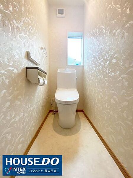 【トイレ】窓から光が差し込む明るいトイレは、いつでも清潔感いっぱい！落ち着いた空間でリフレッシュできますね！