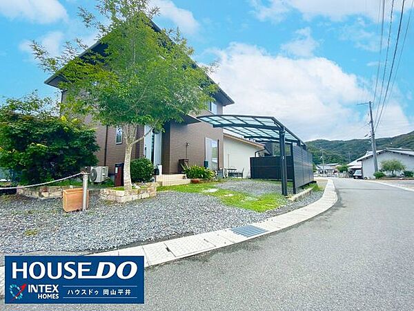 【落ち着いた外観の戸建て】閑静な住宅街に佇む、ブラウンの落ち着いた色合いが素敵な戸建てです。カースペースも十分に完備しており、来客時も安心ですね。