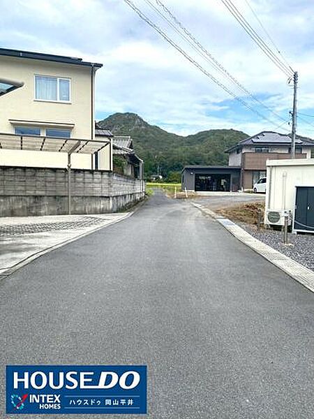 【前面道路】広々とした前面道路で、お車の出し入れもラクラク！駐車が苦手な方も安心ですね！