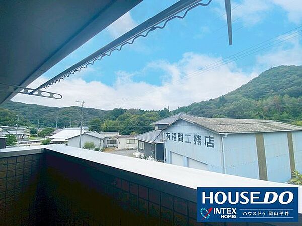 【見晴らしの良いバルコニー】バルコニーから見渡すことのできる、豊かな自然が魅力的です！晴れた日には、清々しい空気を感じながら洗濯物を干せそうですね。