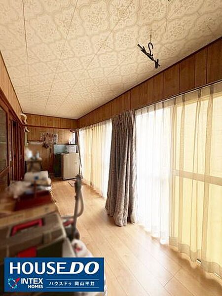大きな窓からたっぷりと陽光が降り注ぐ、開放感あふれる広縁です。ポカポカと暖かいこの場所は、お子様の遊び場や、家事の合間のティータイムにもぴったりですね。