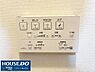 設備：【毎日の快適を支える、充実の機能付きトイレ】家の中の「あったら嬉しい」が標準装備！使い勝手の良い温水洗浄便座のリモコン付きで、清潔感のあるトイレ空間を実現しています。