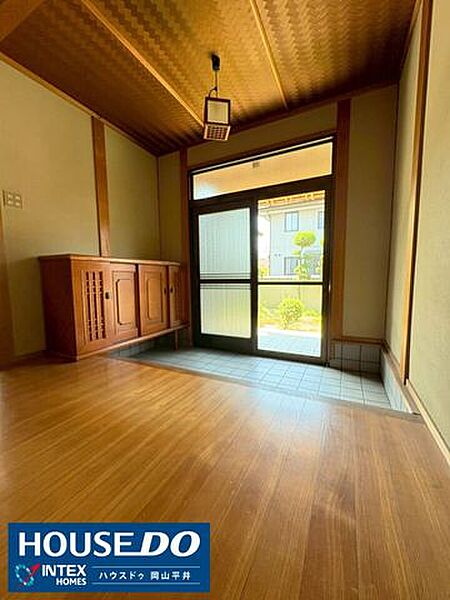 広々とした玄関がお出迎え！ご家族並んでの靴の脱ぎ履きもスムーズなゆとりの広さが自慢です。木の温もりを感じる和の趣が、帰宅した家族を優しく包み込んでくれます。