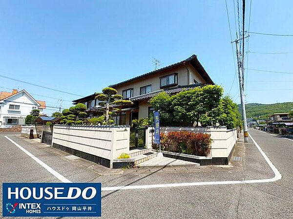 青空に映える堂々とした外観と、手入れの行き届いた植栽が美しい邸宅です！立派な門構えは防犯面でも安心感があり、ご家族のプライバシーを優しく守ります。