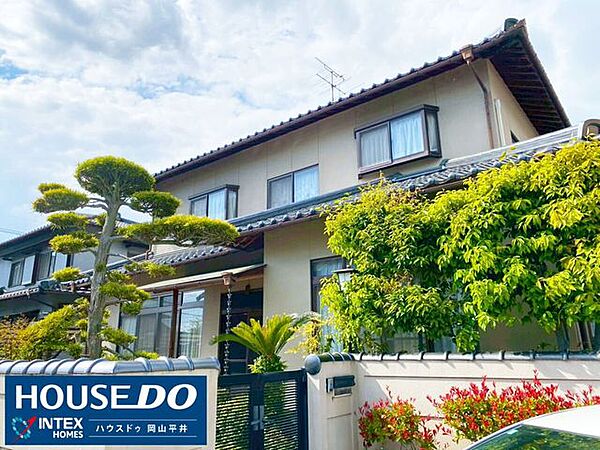 手入れされた美しい庭木が、お家のプライバシーを優しく守る目隠しに！2階の出窓は外観のアクセントだけでなく、室内にも開放感をもたらします。