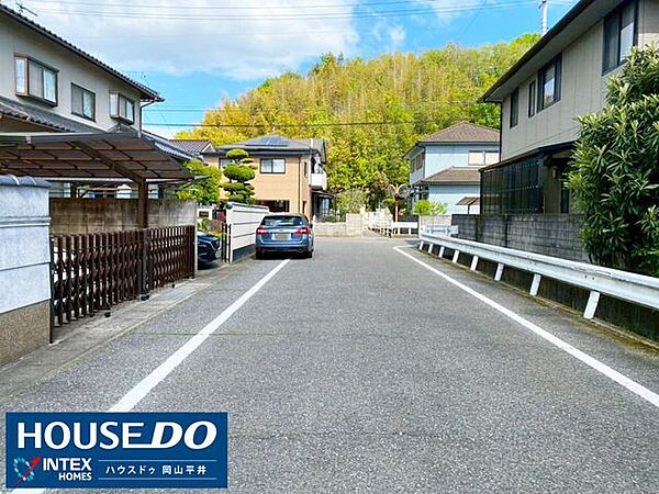 ゆとりある幅員の前面道路は、見通しも良くお車の出し入れもスムーズです！交通量が少ない落ち着いた住環境なので、小さなお子様がいるご家族も安心。開放的な空と豊かな緑に包まれた、穏やかな街並みが魅力です！