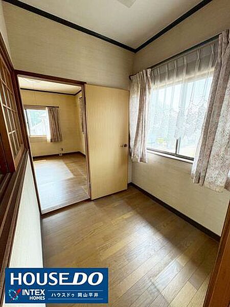 大きな窓から優しい光が差し込む明るい空間です！奥の洋室へとつながる動線もスムーズで、お子様の遊びスペースや家族共有の書斎としても大活躍しそうですね！