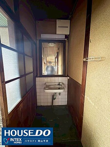 レトロな白タイルと大きな鏡が目を引く洗面空間。帰宅後の手洗いうがいもスムーズにできる動線です。お好みのリノベーションで家族好みの空間にするのも楽しみですね！