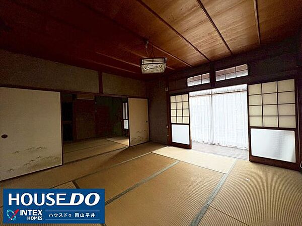 大きな窓とつながる縁側から、温かい光が贅沢に広がるお部屋。心地よい風を感じながら、ご家族でホッと一息つける癒やしの空間です。寝室や客間としても大活躍！