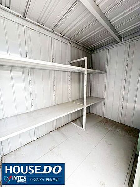 【アウトドア用品もスッキリ！頼れる屋外物置】便利な棚付きの物置付き！お庭のお手入れグッズや、お子様の部活動の道具、BBQセットなどもたっぷり収納できます。お家の中がスッキリ片付く嬉しい味方です！